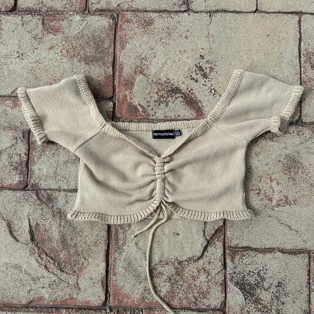 PrettyLittleThing Cream Ruched Cap Sleeve Crop Blouse